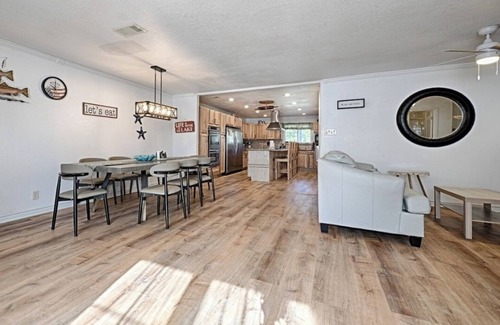 Quinlan Casa | Lakeside Retreat, Hot Tub and Private Fishing Deck