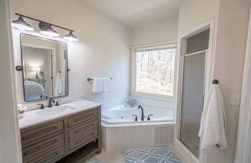 Gainesville Casa | Lakeside Retreat w/ Hot Tub & Private 2 story Dock