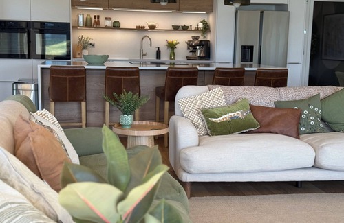 Holworth Casa | Lakeside retreat with hot tub, games room and on-site spa and pool