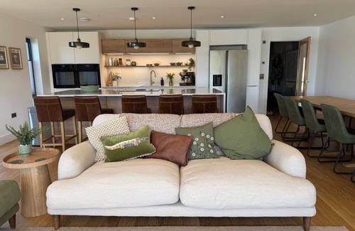 Holworth Casa | Lakeside retreat with hot tub, games room and on-site spa and pool