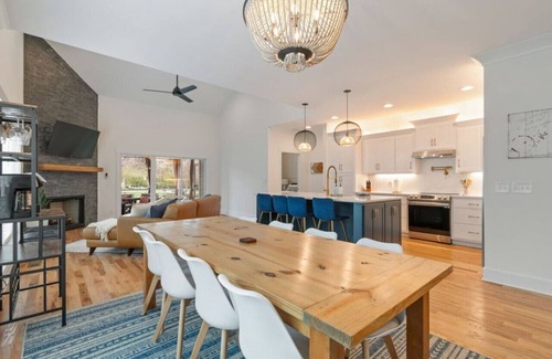 Winchester Apartamento | Lakeside Retreat with Golf Cart, Game Room, Fireplace, Pool