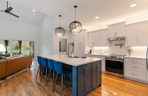 Winchester Apartamento | Lakeside Retreat with Golf Cart, Game Room, Fireplace, Pool