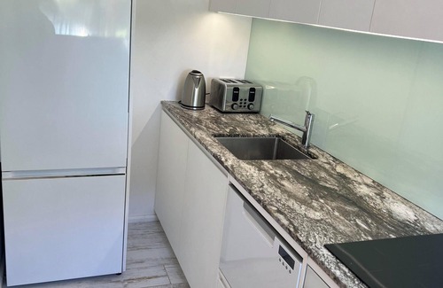 North Avoca Apartamento | LAKESIDE RETREAT level 1 minute walk to beach own pool