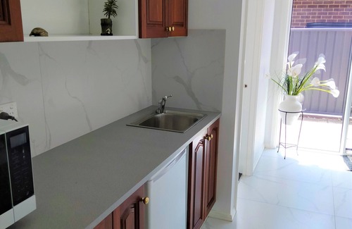 Wangi Wangi Casa | Lakeside self-contained room with private entry - 1 min from Wangi jetty