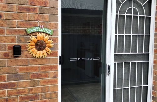 Wangi Wangi Casa | Lakeside self-contained room with private entry - 1 min from Wangi jetty