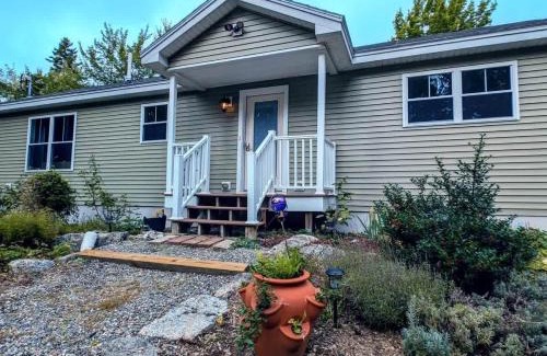 Mariaville Casa | Lakeside Serenity Cabin watersports Family