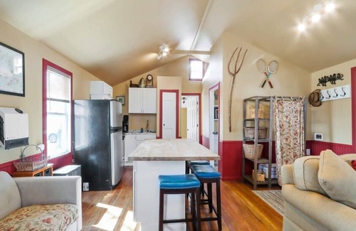 Como Cabina | Lakeside Serenity: Modern, Cozy Cottage