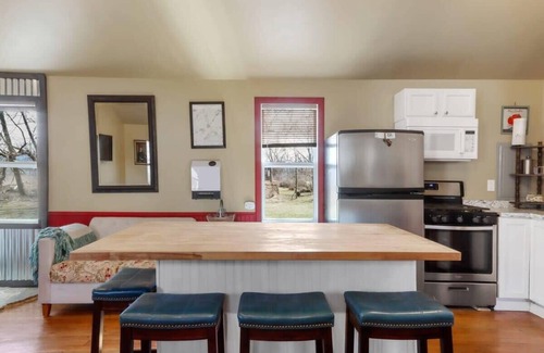 Como Cabina | Lakeside Serenity: Modern, Cozy Cottage