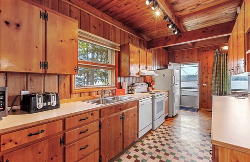 Harrison Casa | Lakeside Serenity | Retro Cabin | Great Dock | Private Suite