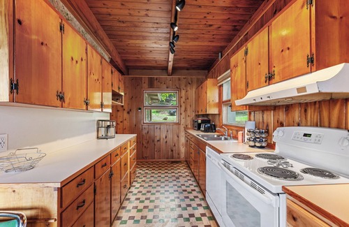 Harrison Casa | Lakeside Serenity | Retro Cabin | Great Dock | Private Suite