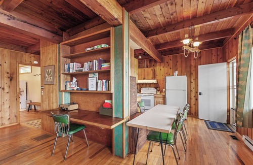 Harrison Casa | Lakeside Serenity | Retro Cabin | Great Dock | Private Suite