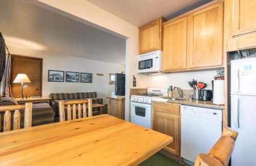 Tahoe Vista Casa | Lakeside Studio Steps from the Beach