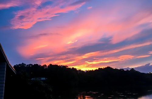 Delta Casa | Lakeside Sunset Haven
