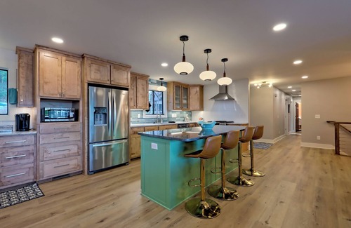 Cedar Cliff Casa | Lakeside Therapy - By Chatuge Home Concierge Lakefront, Dock, Firepit, Ping Pong