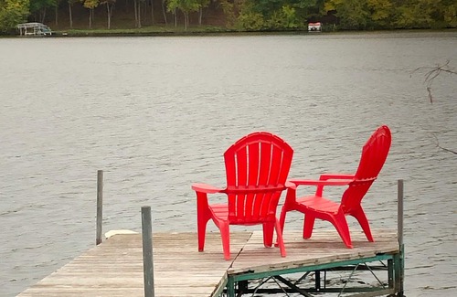 Underwood Cabina | Lakeside Tiny Home Retreat ~ 2 1/2 acres ~ Vistas impresionantes ~ ¡Relájate! ~