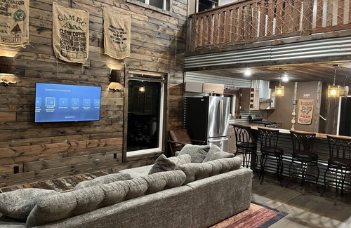Grandy Cabina | Lakeside Treehouse Cabin sleeps 6+Hot Tub+Cold Tub