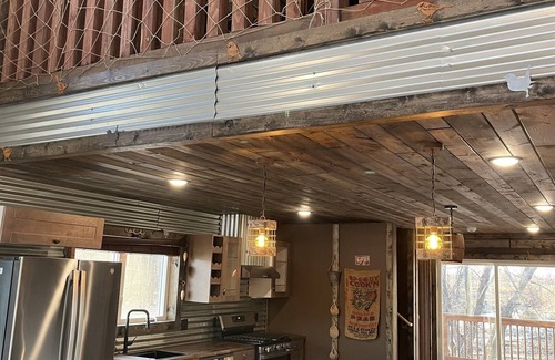 Grandy Cabina | Lakeside Treehouse Cabin sleeps 6+Hot Tub+Cold Tub