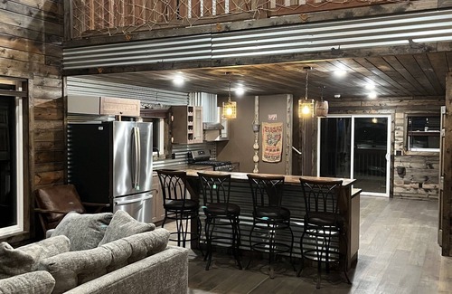 Grandy Cabina | Lakeside Treehouse Cabin sleeps 6+Hot Tub+Cold Tub