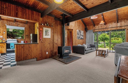 Okere Falls Cabaña | Lakeside Villa - Lake Rotoiti Holiday Home
