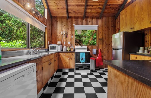 Okere Falls Cabaña | Lakeside Villa - Lake Rotoiti Holiday Home