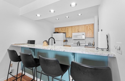 Lakeside Village Condominio | Lakeside Village Condo w/ Private Patio for Mountain Views & Shared Hot Tub!