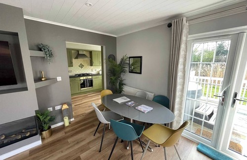 Ampney Crucis Casa | Lodge para familias y para niños junto al lago con bañera de hidromasaje en una comunidad cerrada.