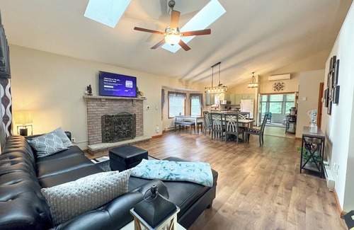 Hamlin Casa | Lakeside Winter Poconos Retreat - 3 BR, Water Views, & Winter Activities