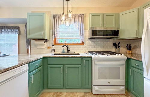 Hamlin Casa | Lakeside Winter Poconos Retreat - 3 BR, Water Views, & Winter Activities