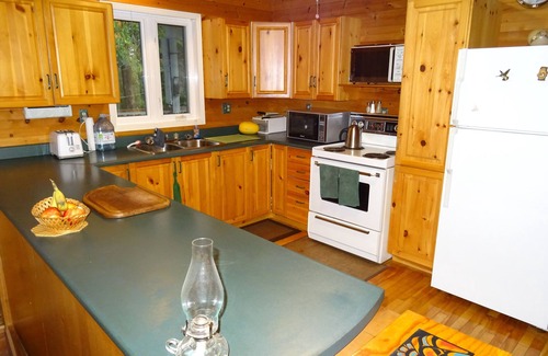 Manitoulin District Cabaña | Lakeside Wolsey Shores Cottage on Manitoulin Island Weekly Sat to Sat Rentals