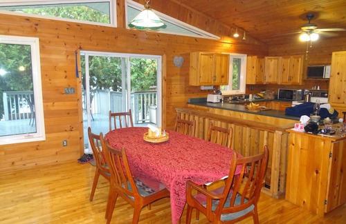 Manitoulin District Cabaña | Lakeside Wolsey Shores Cottage on Manitoulin Island Weekly Sat to Sat Rentals