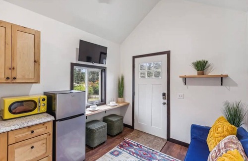 Lakeside Cabaña | Lakeside’s Cozy Tiny House Escape - Walk to Beach & Downtown - Pet-Friendly