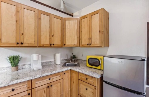 Lakeside Cabaña | Lakeside’s Cozy Tiny House Escape - Walk to Beach & Downtown - Pet-Friendly