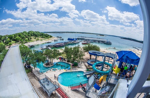 Volente Cabina | LakeTravis 6 guest Bungalow # 1: parque acuático gratuito, a pie del puerto deportivo, restaurantes, playa y la