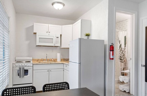 Volente Cabina | Walk to Lake Travis│Waterpark w/ Pools, Waterslides, Sandy Beach│Bungalow for 4