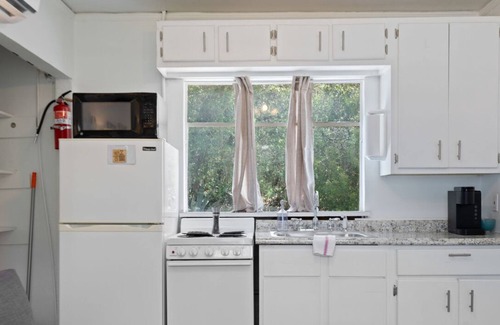 Volente Cabina | LakeTravis Cozy Bungalow 6