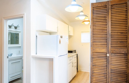 Jacksons Point Cabaña | Lakeview 3-Story Family Cottage | 4BR Retreat in Georgina
