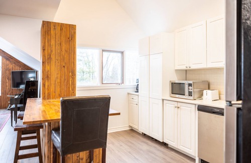 Jacksons Point Cabaña | Lakeview 3-Story Family Cottage | 4BR Retreat in Georgina