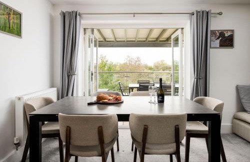 Cirencester Apartamento | Lakeview apartment with a Spa on a nature reserve Wigeon HM110