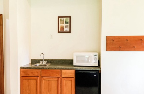 Pershing Cabina | Lakeview Cabin A, Geneva Center Woodland Campsites in Rochester Indiana