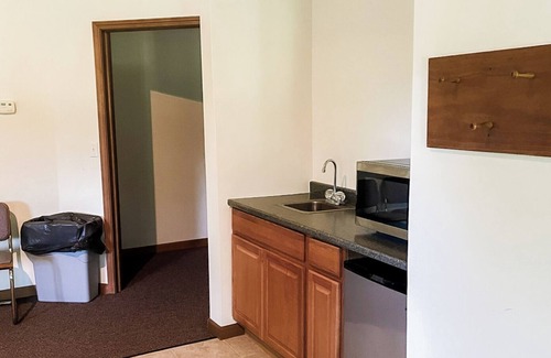 Pershing Cabina | Lakeview Cabin B, Geneva Center Woodland Campsites in Rochester Indiana