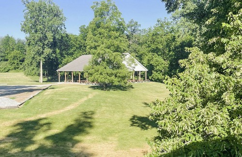 Pershing Cabina | Lakeview Cabin B, Geneva Center Woodland Campsites in Rochester Indiana