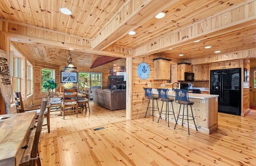 Gaylord Cabina | ⭐️ Lakeview Cabin: Hot Tub Jacuzzi & 4 Bedroom + 3 Bath - Escape to Bears Den! 🐻