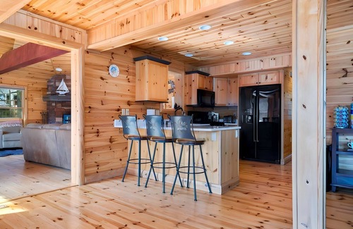 Gaylord Cabina | ⭐️ Lakeview Cabin: Hot Tub Jacuzzi & 4 Bedroom + 3 Bath - Escape to Bears Den! 🐻