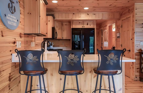 Gaylord Cabina | ⭐️ Lakeview Cabin: Hot Tub Jacuzzi & 4 Bedroom + 3 Bath - Escape to Bears Den! 🐻