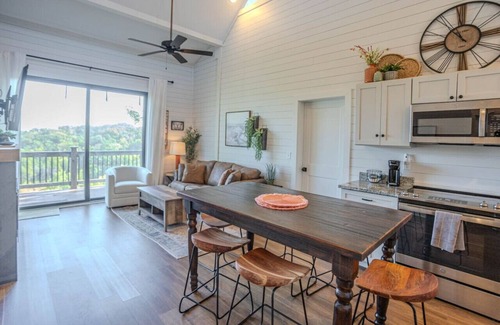 Sevierville Cabina | Lakeview Cabin, Hot Tub, Game Rm