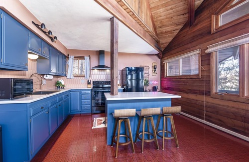 Merrimac Cabina | Lakeview Cabin > Unique Mid-Century Tucked in Bluff
