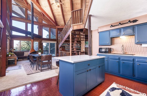 Merrimac Cabina | Lakeview Cabin > Unique Mid-Century Tucked in Bluff