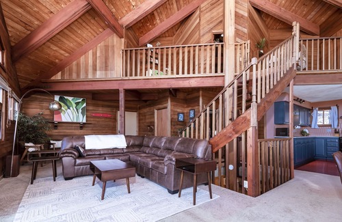 Merrimac Cabina | Lakeview Cabin > Unique Mid-Century Tucked in Bluff
