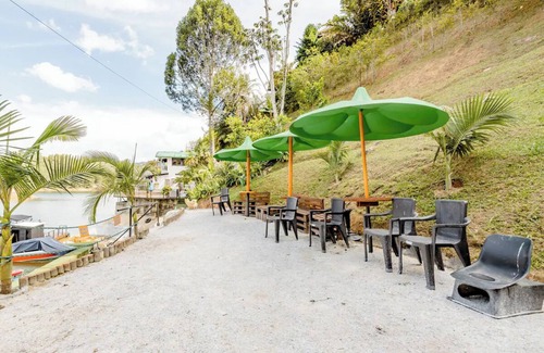Guatape Cabina | Lakeview Cabin with Jacuzzi in Guatapé