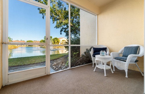 North Naples Condominio | Lakeview condo with pool only 15 minutes from the beach